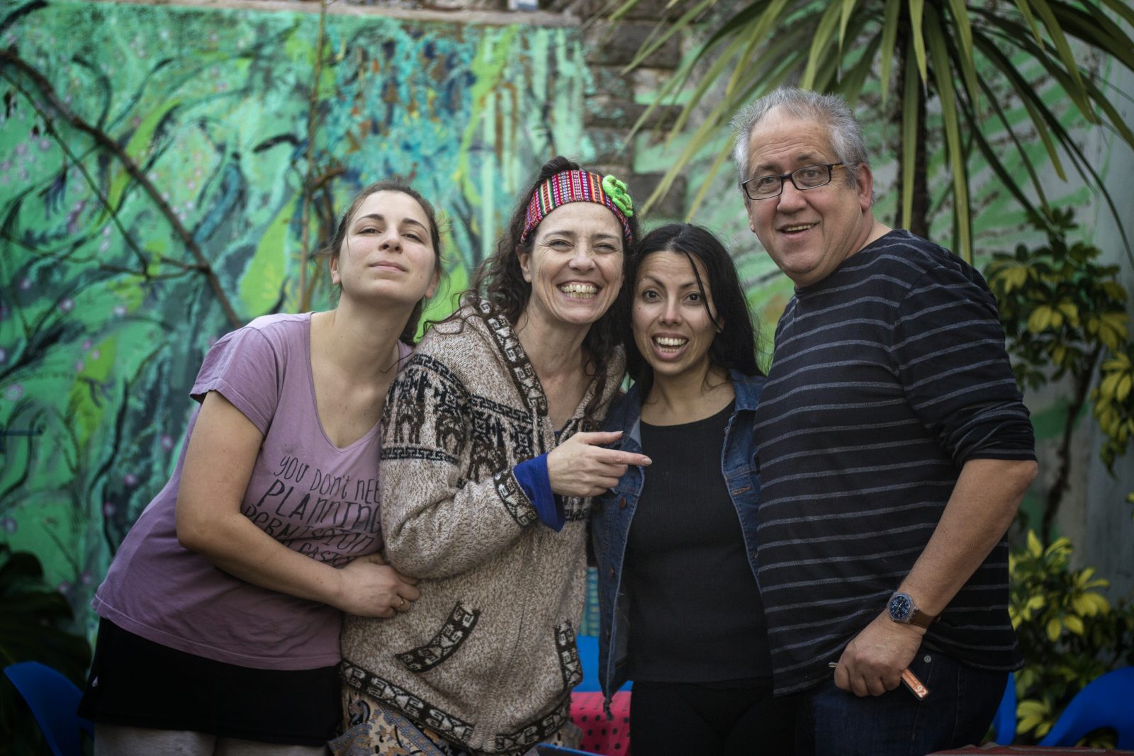 Vicky, Claudia y Moni, junto a Aristides Vargas. Septiembre 2016, en El Galpón de las Artes